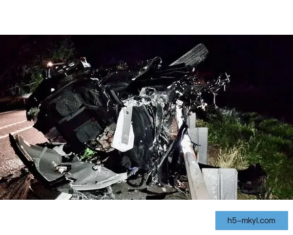 三球市中心车祸人无恙悍马相撞